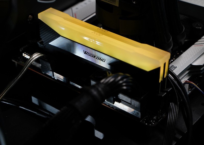 3倍RGB发光面积 能超8000MHz 佰维存储WOOKONG DX100内存评测