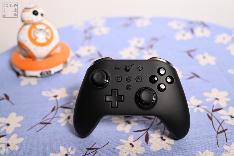 国产游戏外设这几年进步很快，这款手柄上面就有不少黑科技
