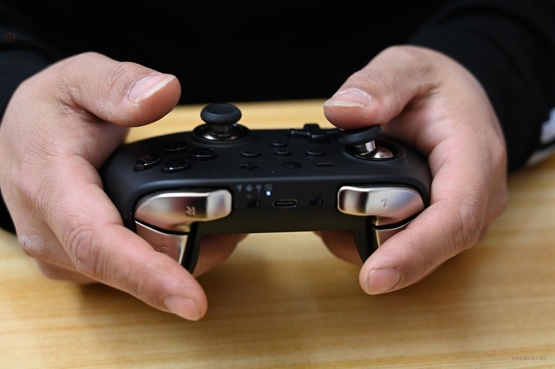 国产游戏外设这几年进步很快，这款手柄上面就有不少黑科技