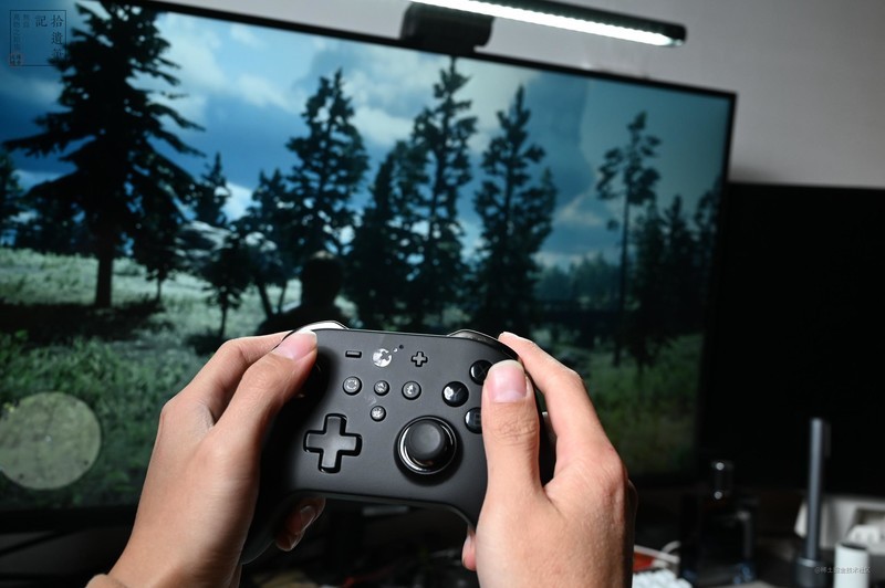 国产游戏外设这几年进步很快，这款手柄上面就有不少黑科技