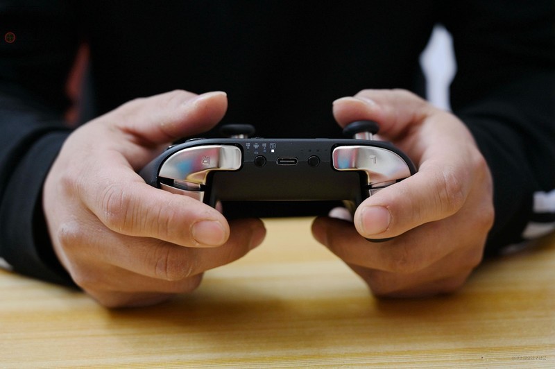 国产游戏外设这几年进步很快，这款手柄上面就有不少黑科技