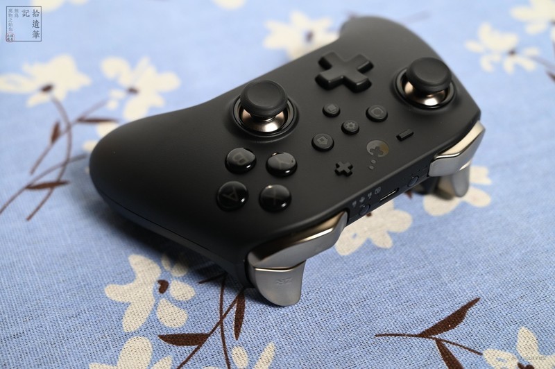 国产游戏外设这几年进步很快，这款手柄上面就有不少黑科技