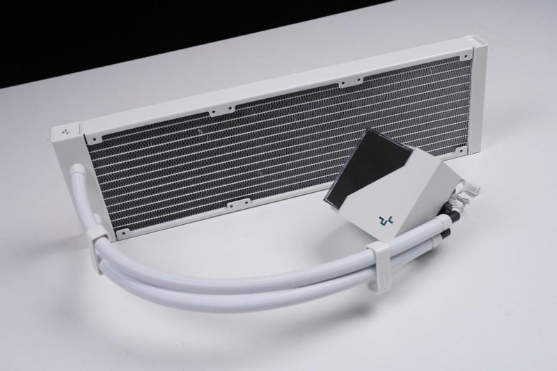 年终奖发了，喜提名人堂RTX4080水冷海景房主机