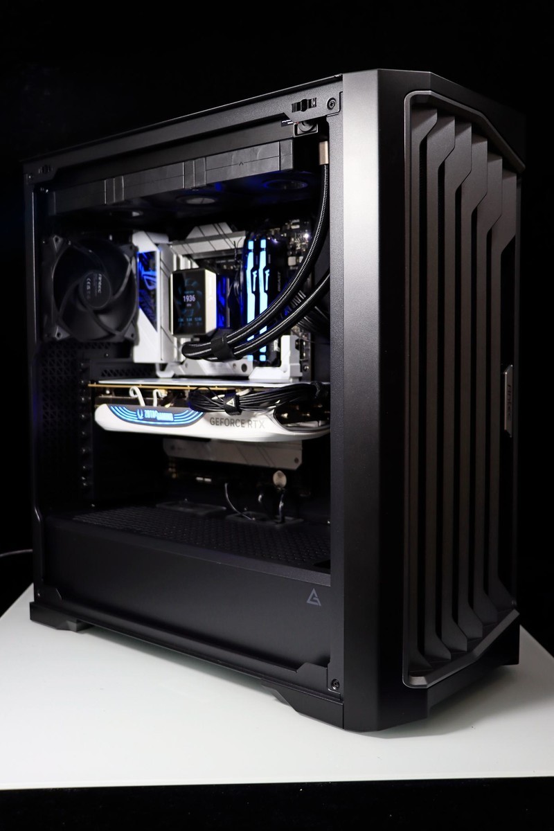 9900X VS 14900K，谁才是多面手？X670E 吹雪与 RTX 4080 SUPER 月白搭台