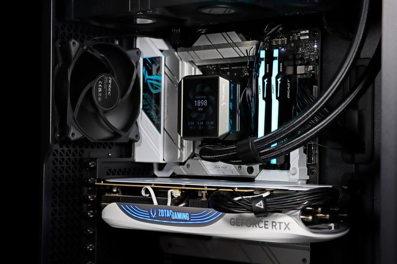 9900X VS 14900K，谁才是多面手？X670E 吹雪与 RTX 4080 SUPER 月白搭台