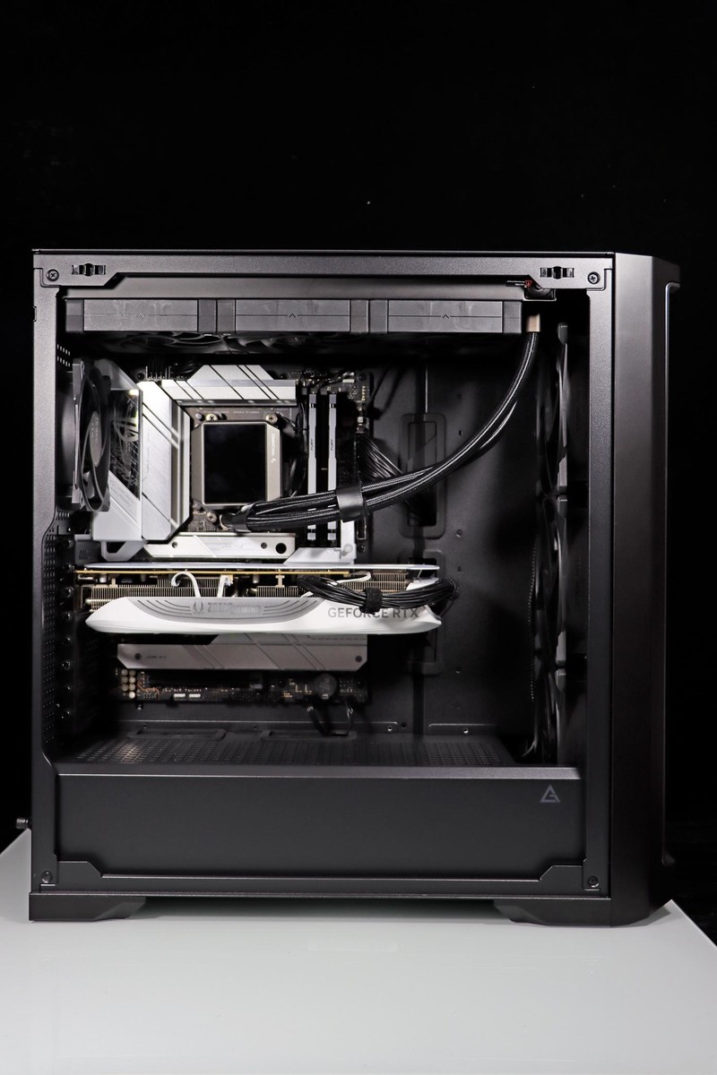 9900X VS 14900K，谁才是多面手？X670E 吹雪与 RTX 4080 SUPER 月白搭台