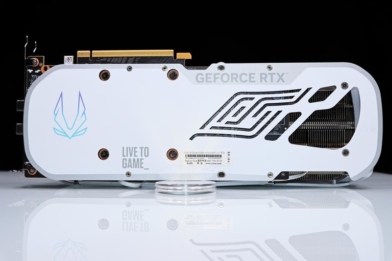 9900X VS 14900K，谁才是多面手？X670E 吹雪与 RTX 4080 SUPER 月白搭台