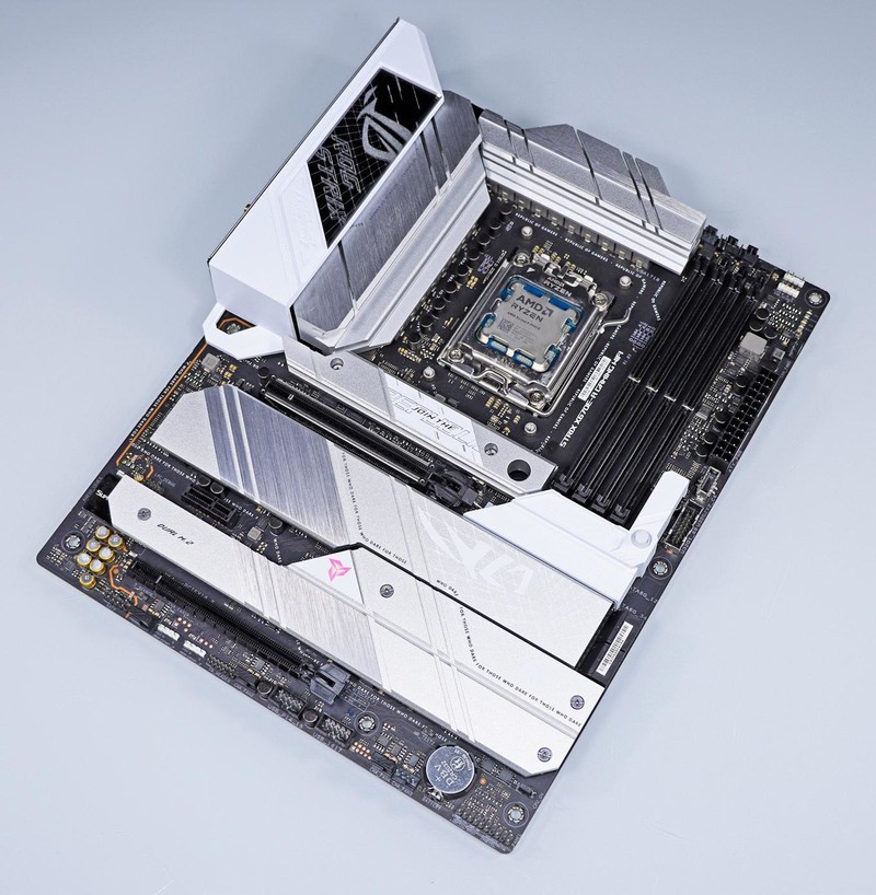 9900X VS 14900K，谁才是多面手？X670E 吹雪与 RTX 4080 SUPER 月白搭台