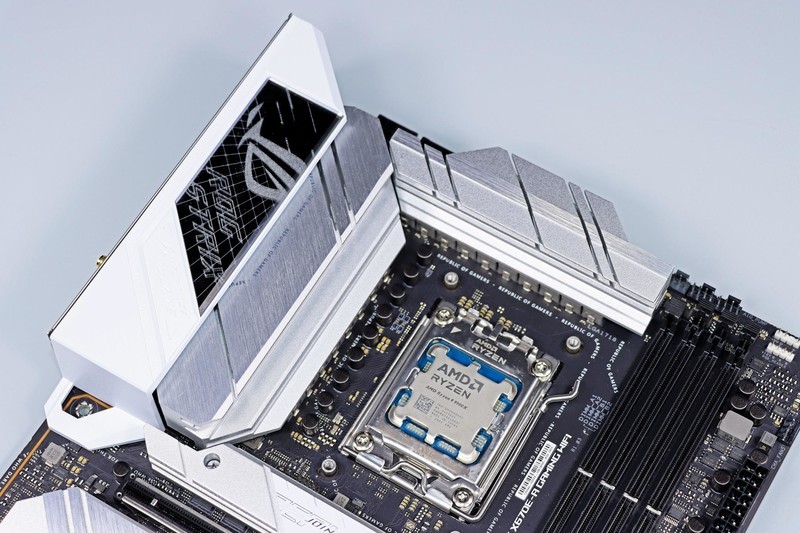 9900X VS 14900K，谁才是多面手？X670E 吹雪与 RTX 4080 SUPER 月白搭台