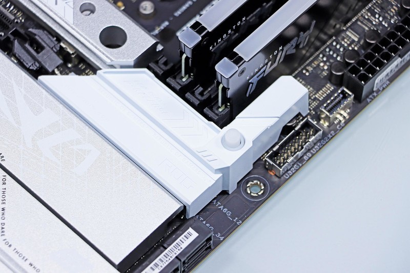 9900X VS 14900K，谁才是多面手？X670E 吹雪与 RTX 4080 SUPER 月白搭台