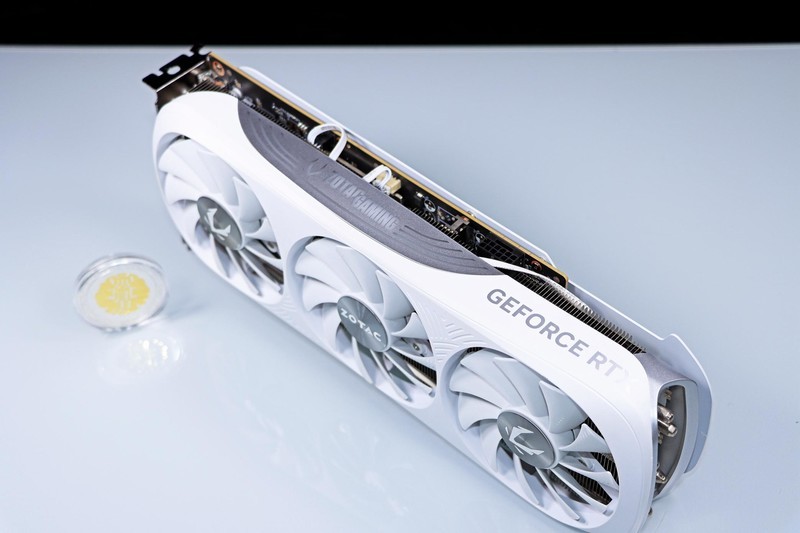 9900X VS 14900K，谁才是多面手？X670E 吹雪与 RTX 4080 SUPER 月白搭台