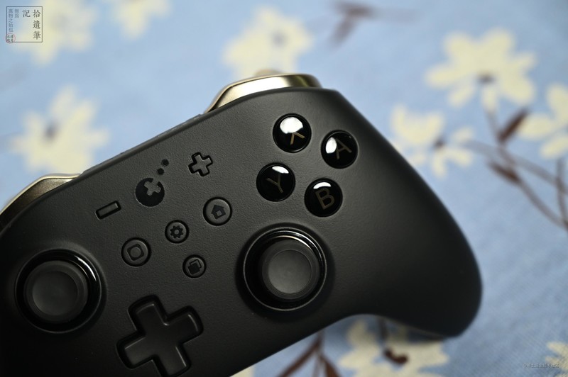 国产游戏外设这几年进步很快，这款手柄上面就有不少黑科技