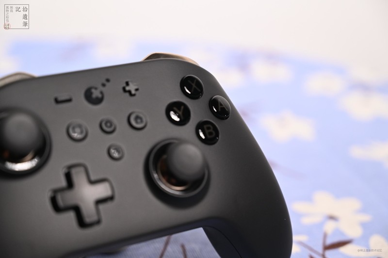 国产游戏外设这几年进步很快，这款手柄上面就有不少黑科技
