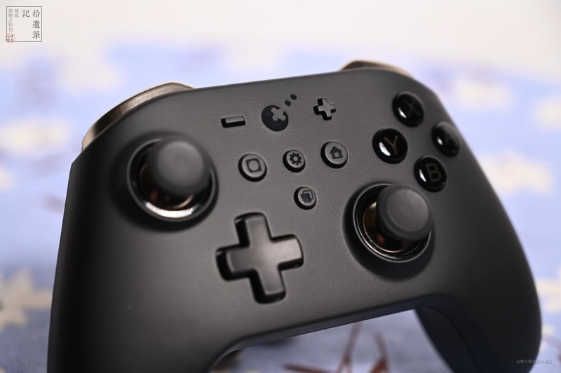 国产游戏外设这几年进步很快，这款手柄上面就有不少黑科技
