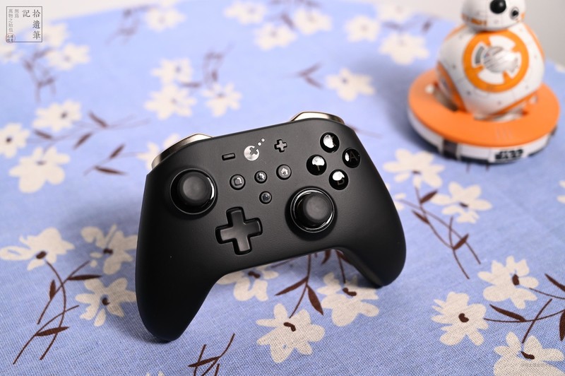 国产游戏外设这几年进步很快，这款手柄上面就有不少黑科技