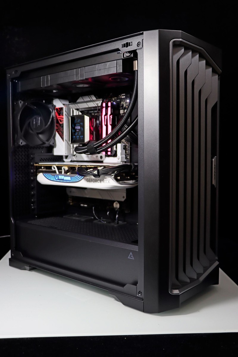 9900X VS 14900K，谁才是多面手？X670E 吹雪与 RTX 4080 SUPER 月白搭台