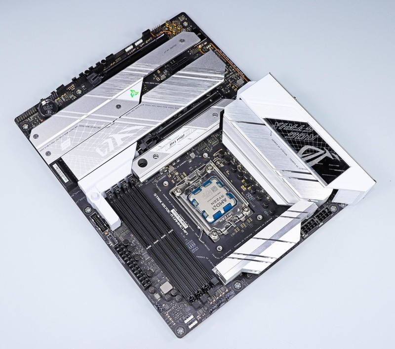 9900X VS 14900K，谁才是多面手？X670E 吹雪与 RTX 4080 SUPER 月白搭台