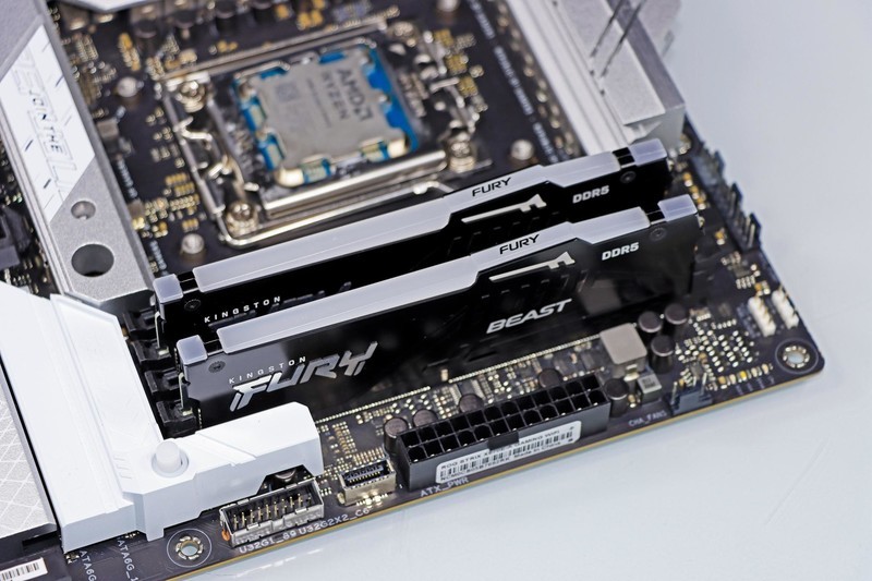 9900X VS 14900K，谁才是多面手？X670E 吹雪与 RTX 4080 SUPER 月白搭台