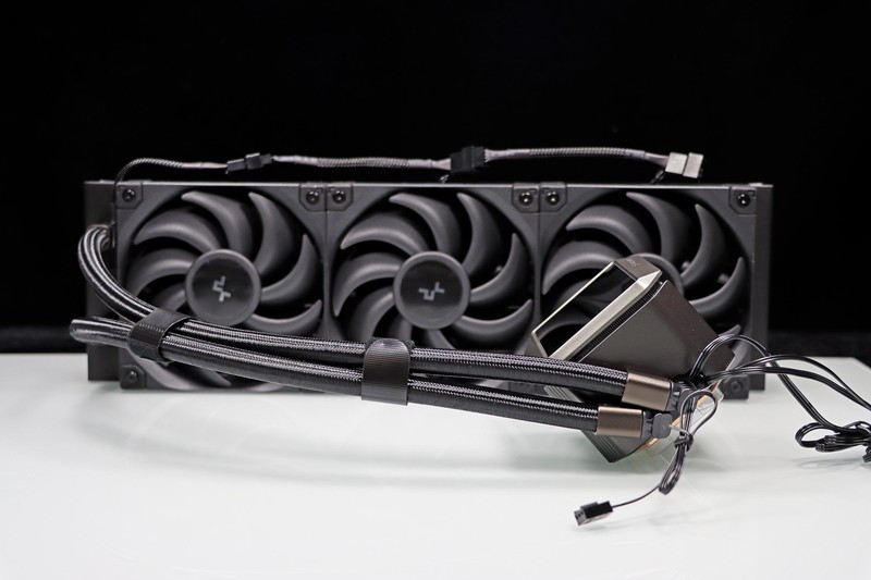 9900X VS 14900K，谁才是多面手？X670E 吹雪与 RTX 4080 SUPER 月白搭台