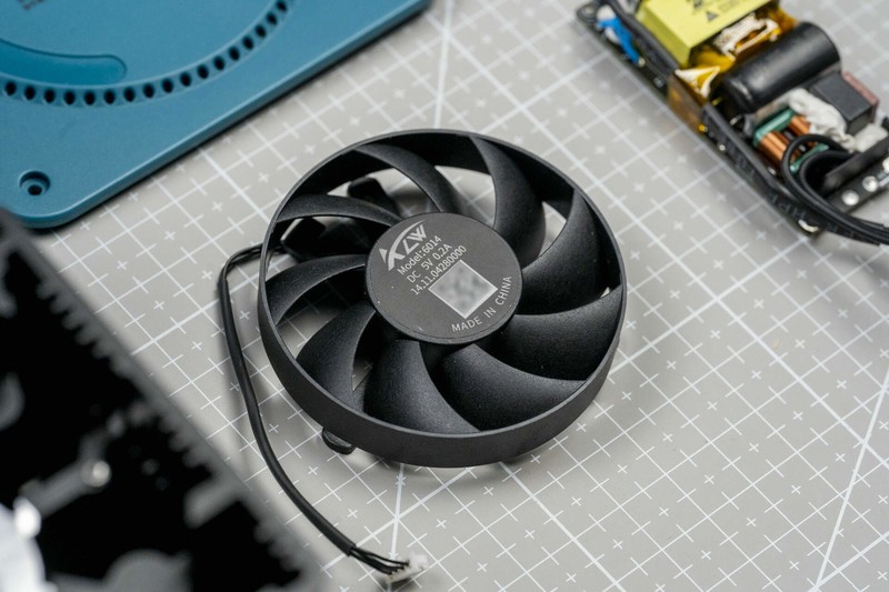 内置6个M.2硬盘位，可搭建全闪NAS，千元级迷你主机零刻ME mini