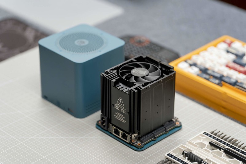内置6个M.2硬盘位，可搭建全闪NAS，千元级迷你主机零刻ME mini