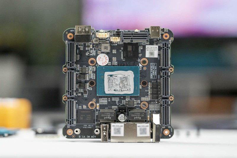 内置6个M.2硬盘位，可搭建全闪NAS，千元级迷你主机零刻ME mini