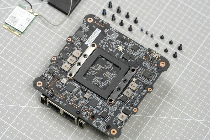 内置6个M.2硬盘位，可搭建全闪NAS，千元级迷你主机零刻ME mini