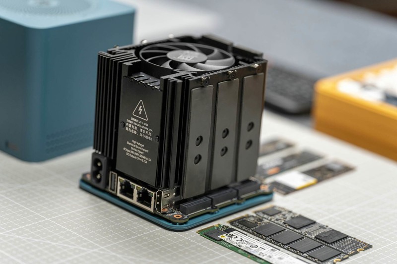 内置6个M.2硬盘位，可搭建全闪NAS，千元级迷你主机零刻ME mini