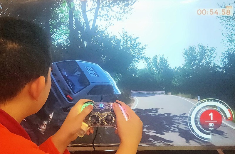 酷炫灯光灵敏操控，盖世小鸡GAMESIR-T4幻境有线游戏手柄