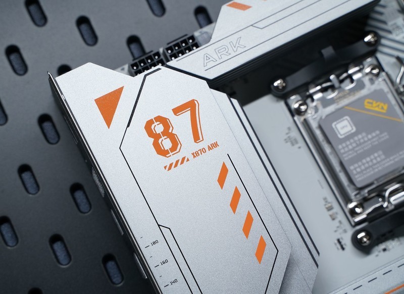 亲民甜点王！七彩虹iGame GeForce RTX 5060 Ti Ultra W OC 16GB评测