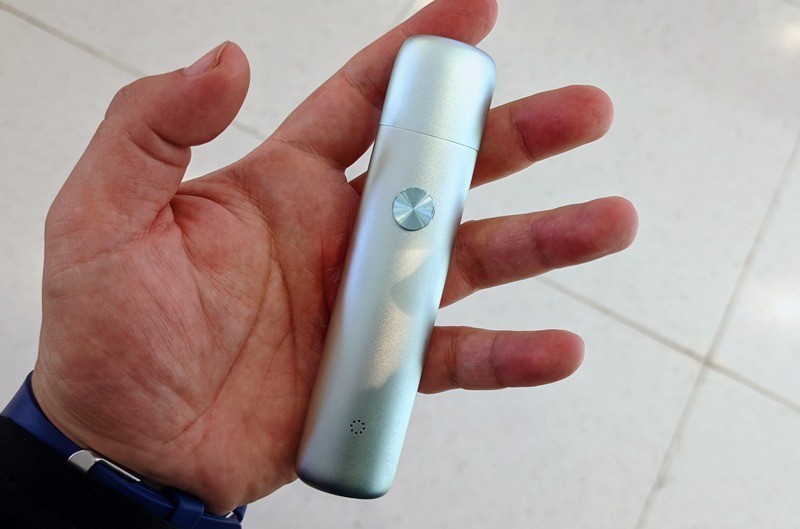 只需一喷即可保持清新口气，左点电子口腔喷雾