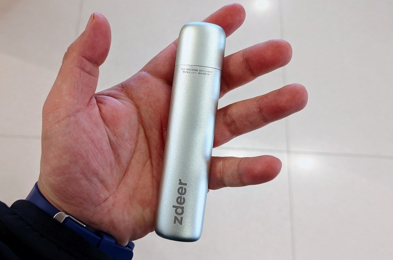 只需一喷即可保持清新口气，左点电子口腔喷雾