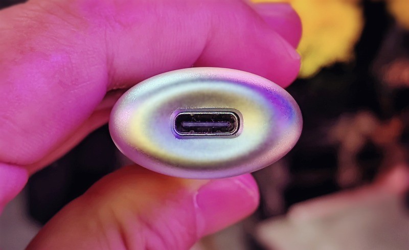 只需一喷即可保持清新口气，左点电子口腔喷雾