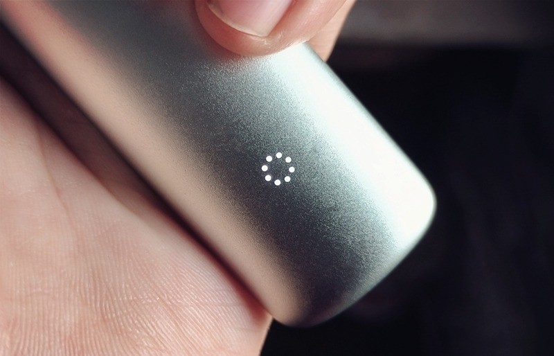 只需一喷即可保持清新口气，左点电子口腔喷雾