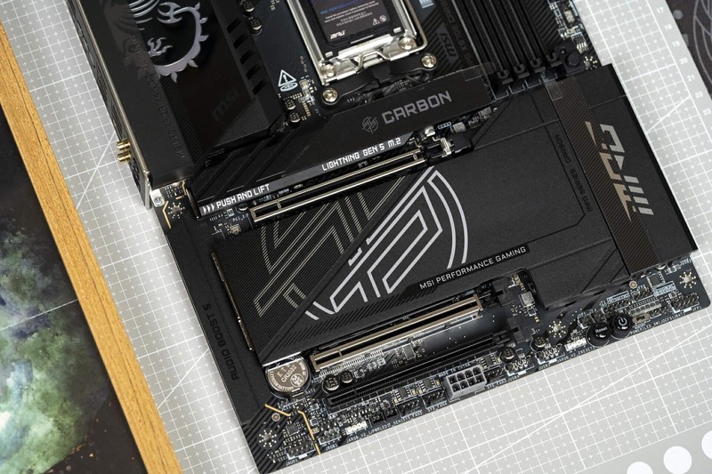 预售3499元的暗黑主板，微星MPG X870E CARBON WIFI开箱来了