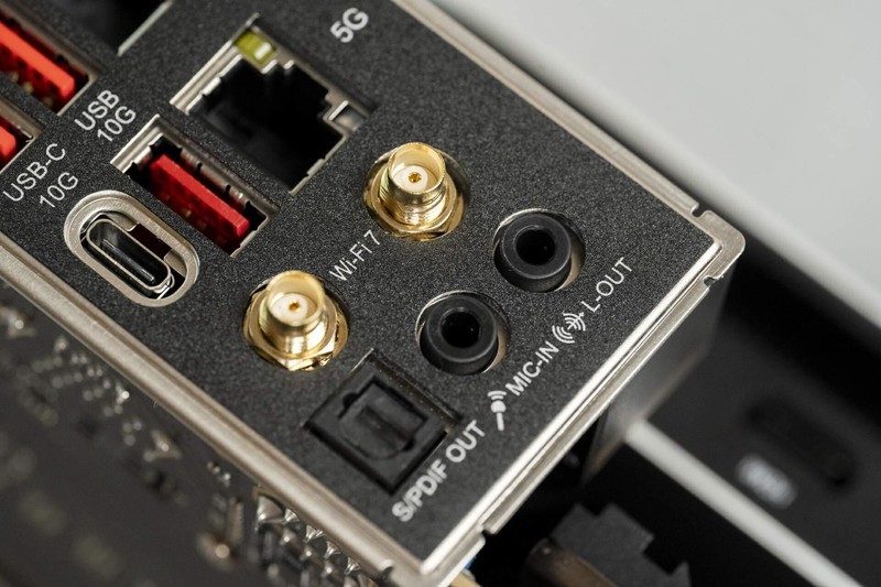 预售3499元的暗黑主板，微星MPG X870E CARBON WIFI开箱来了