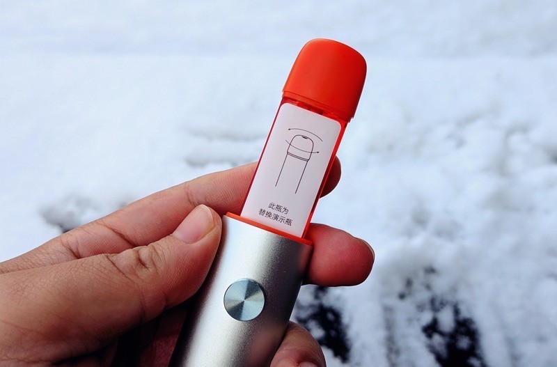 只需一喷即可保持清新口气，左点电子口腔喷雾