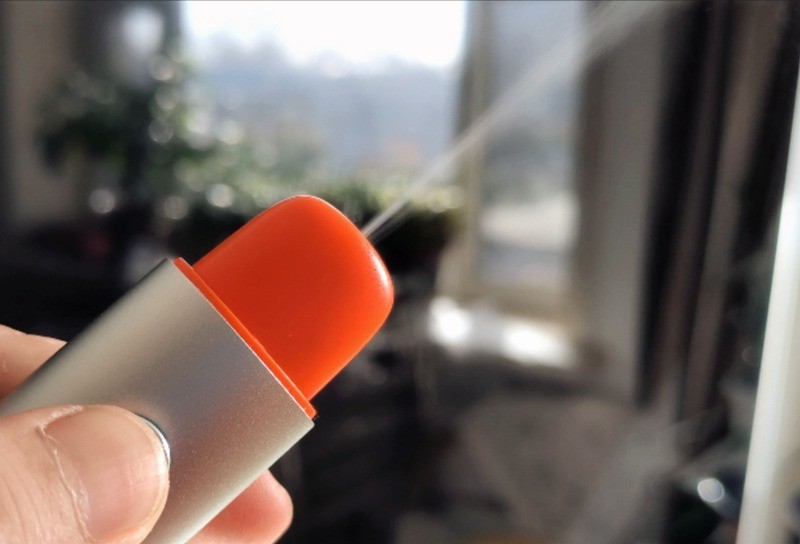 只需一喷即可保持清新口气，左点电子口腔喷雾