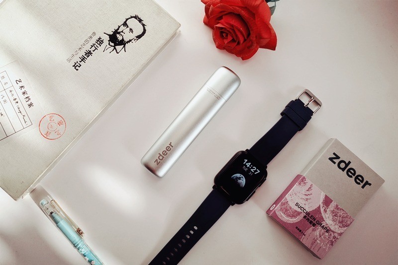 只需一喷即可保持清新口气，左点电子口腔喷雾