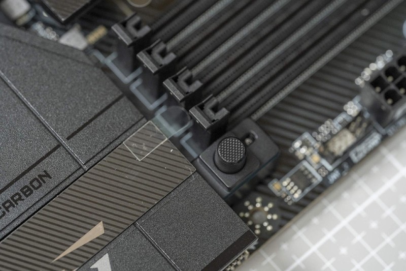 预售3499元的暗黑主板，微星MPG X870E CARBON WIFI开箱来了