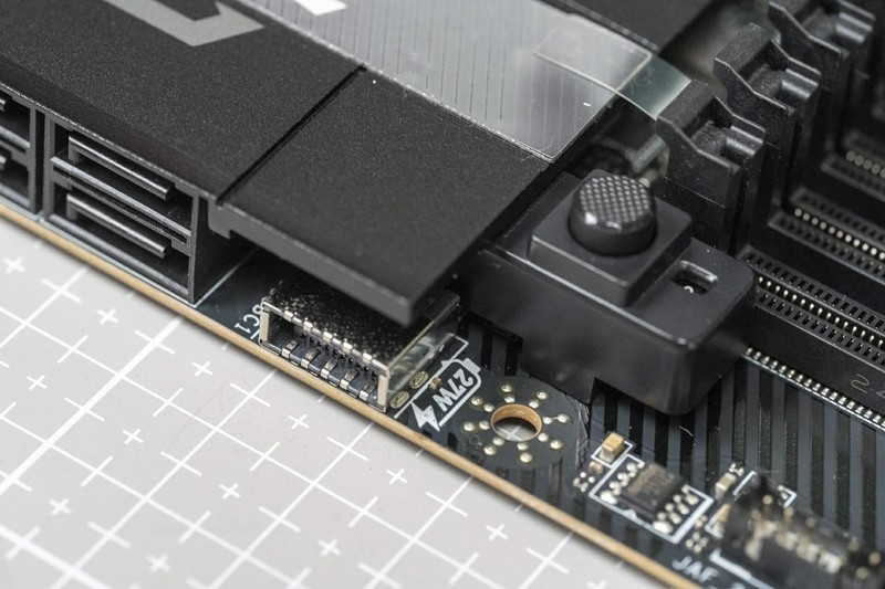 预售3499元的暗黑主板，微星MPG X870E CARBON WIFI开箱来了