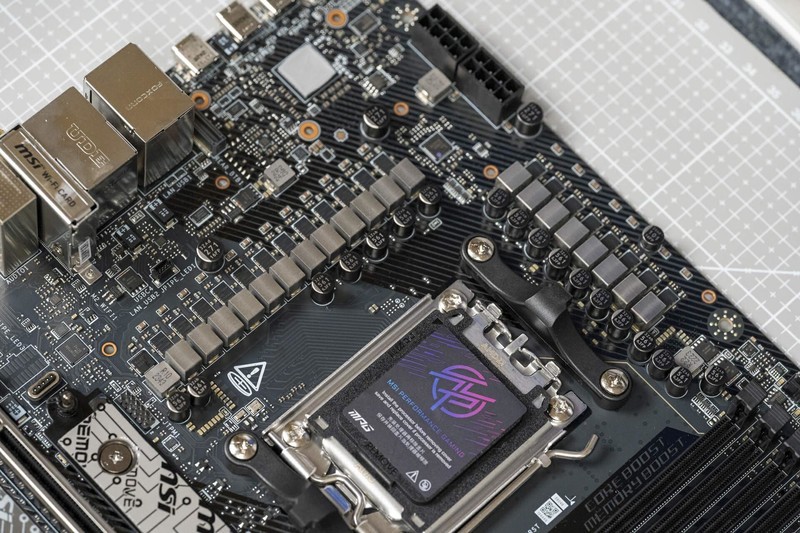 预售3499元的暗黑主板，微星MPG X870E CARBON WIFI开箱来了