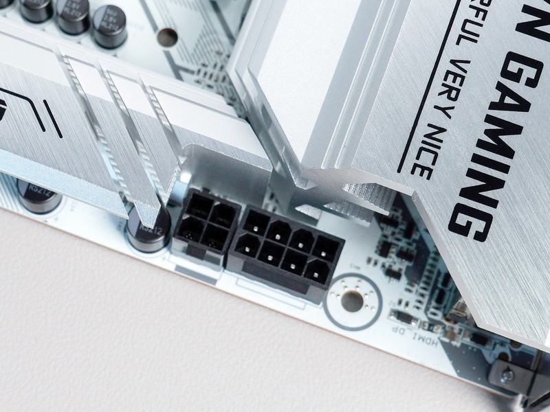 上了13代的车，花费万元攒高颜值主机，果然白色和RGB更配！