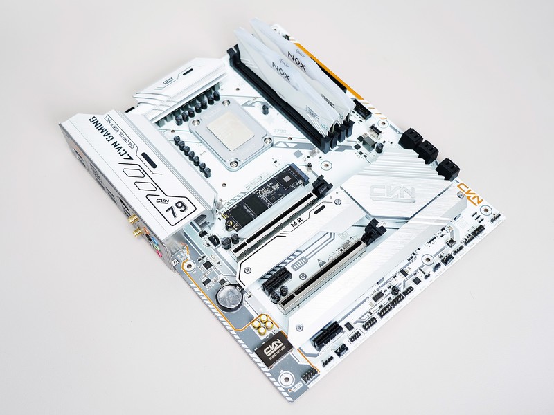 上了13代的车，花费万元攒高颜值主机，果然白色和RGB更配！