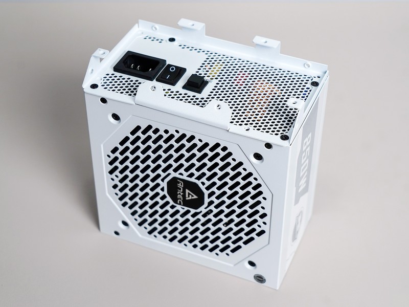 上了13代的车，花费万元攒高颜值主机，果然白色和RGB更配！