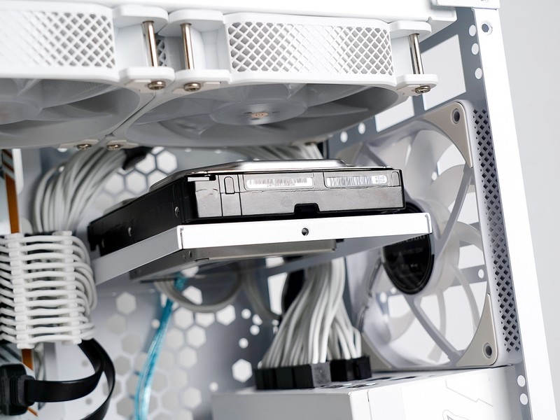 上了13代的车，花费万元攒高颜值主机，果然白色和RGB更配！