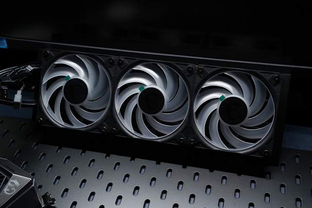 好看好装好冷 微星MAG CORELIQUID A15 360 360水冷测评