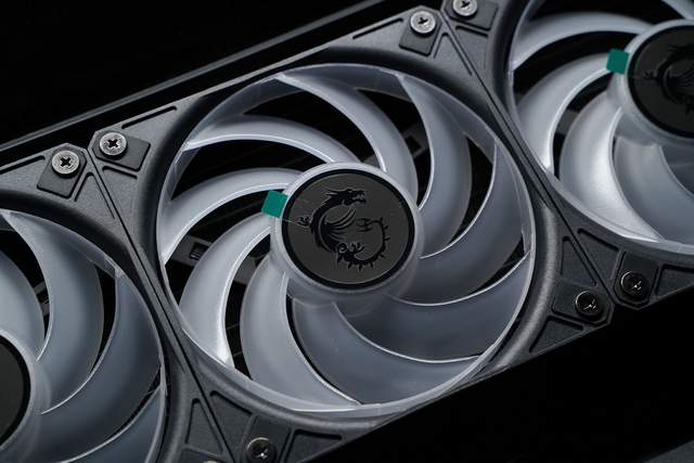 好看好装好冷 微星MAG CORELIQUID A15 360 360水冷测评