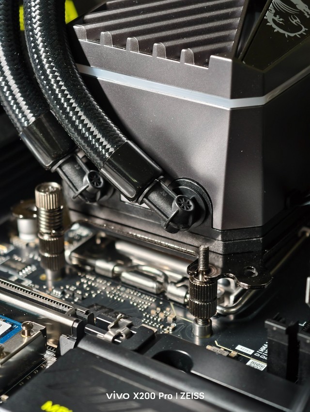 好看好装好冷 微星MAG CORELIQUID A15 360 360水冷测评