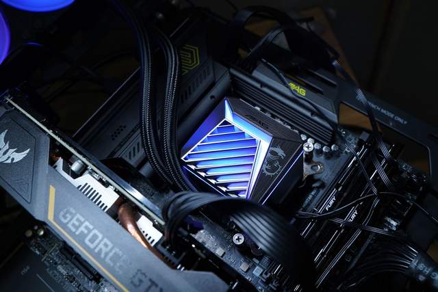 好看好装好冷 微星MAG CORELIQUID A15 360 360水冷测评